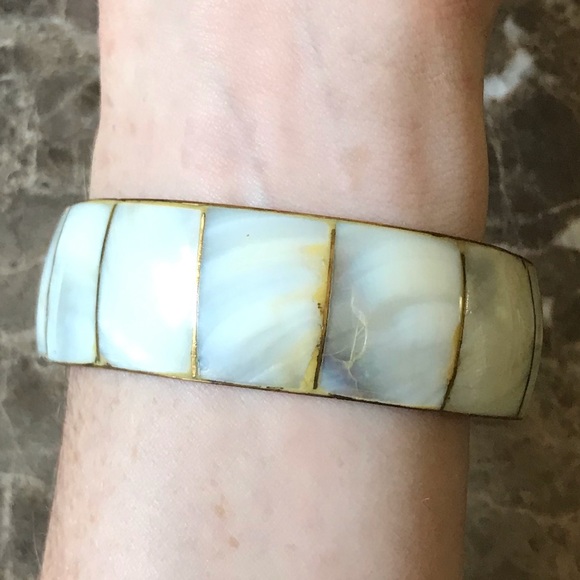 Vintage Shell Bangle - Picture 5 of 7